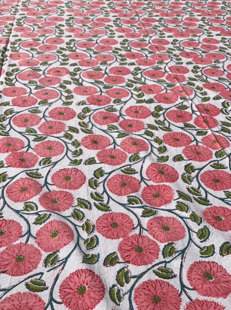 Nappe en coton indien imprimée au blockprint a Jaipur en Inde, fleur coquelicot, saumon, rayures vertes Ma Jungle Family