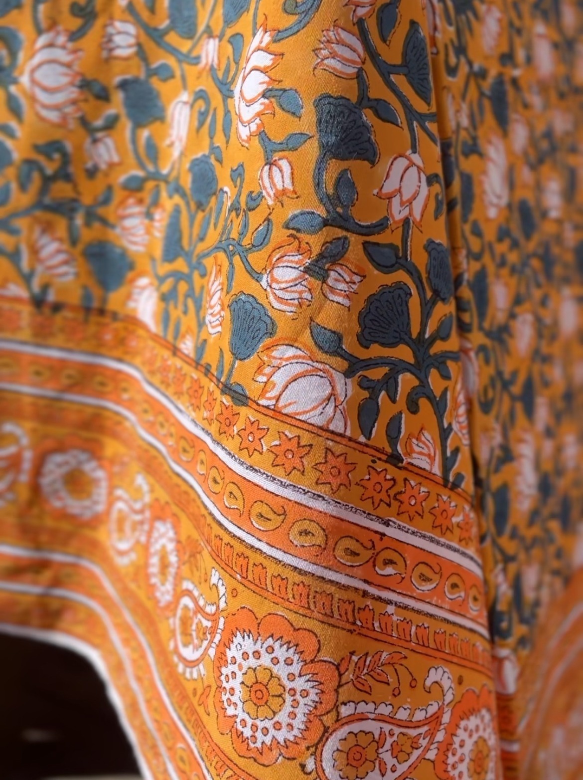 Nappe en coton indien imprimée au blockprint a Jaipur en Inde, fleur coquelicot, saumon, rayures vertes Ma Jungle Family
