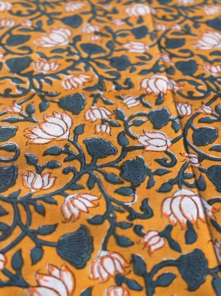 Nappe en coton indien imprimée au blockprint a Jaipur en Inde, fleur coquelicot, saumon, rayures vertes Ma Jungle Family