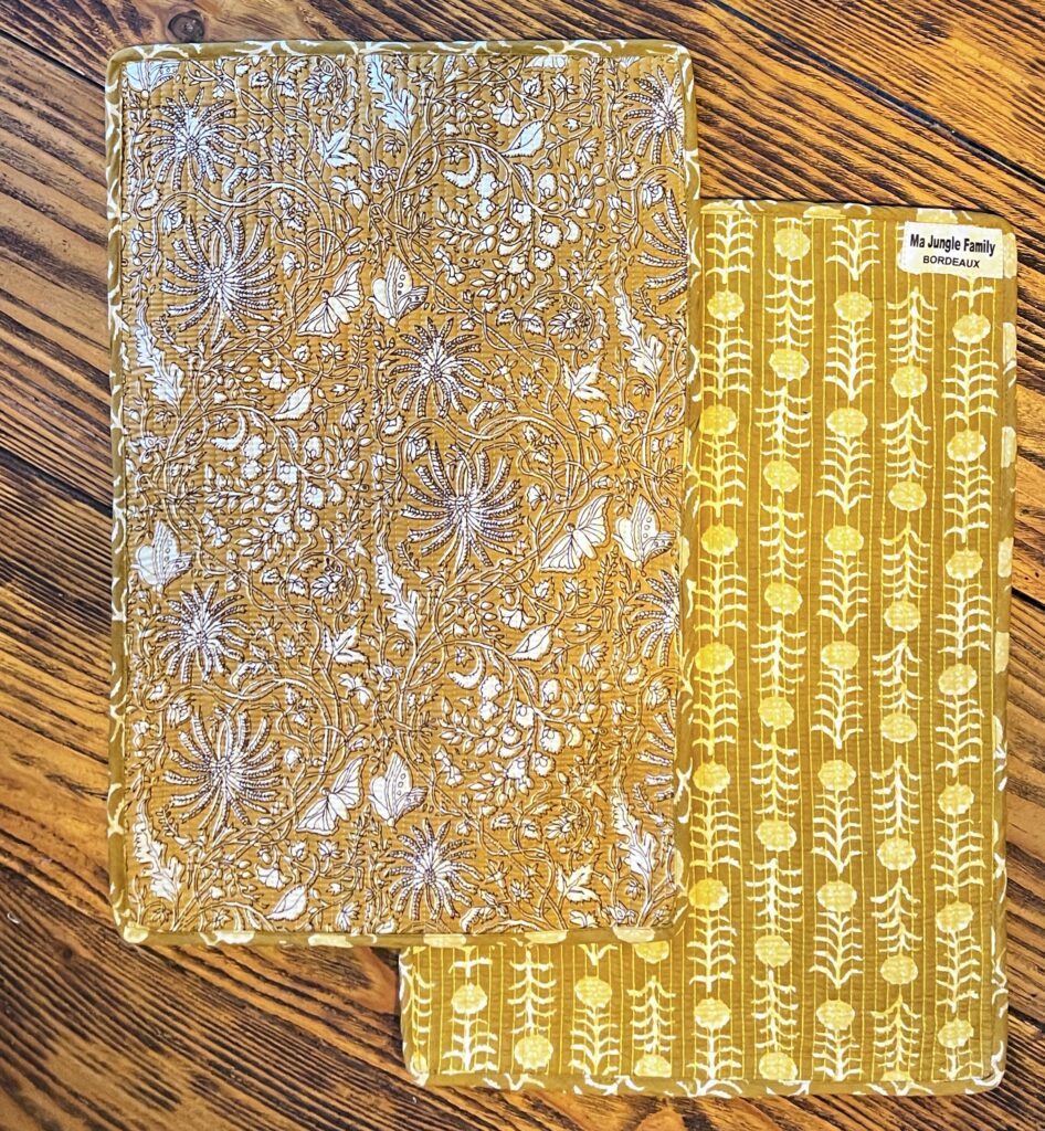 set de table matelassé coton indien fait main a jaipur motif fleuri au blockprint vert émeraude violet fleurs rose fluo Ma Jungle Family Bleu nuit fleur de dahlia rouge, safran