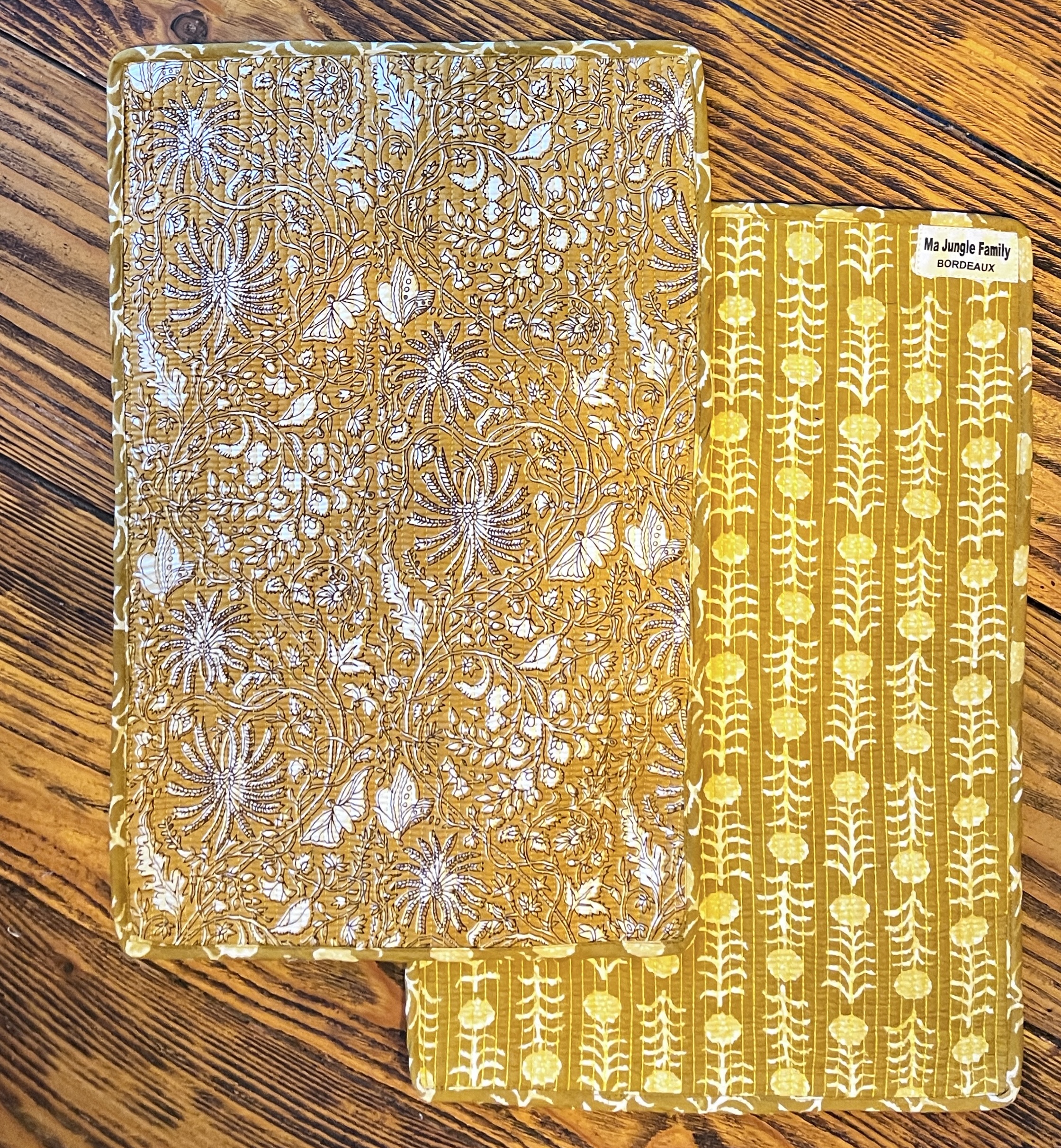 set de table matelassé coton indien fait main a jaipur motif fleuri au blockprint vert émeraude violet fleurs rose fluo Ma Jungle Family Bleu nuit fleur de dahlia rouge, safran