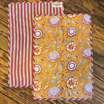 set de table matelassé coton indien fait main a jaipur motif fleuri au blockprint vert émeraude violet fleurs rose fluo Ma Jungle Family Bleu nuit fleur de dahlia rouge, safran, orange, rayure rouge