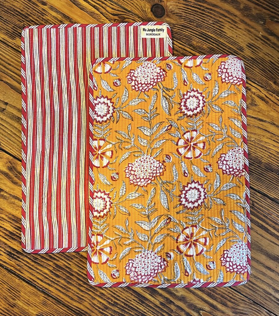 set de table matelassé coton indien fait main a jaipur motif fleuri au blockprint vert émeraude violet fleurs rose fluo Ma Jungle Family Bleu nuit fleur de dahlia rouge, safran, orange, rayure rouge