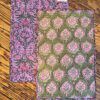 set de table matelassé coton indien fait main a jaipur motif fleuri au blockprint vert émeraude violet fleurs rose fluo Ma Jungle Family Bleu nuit fleur de dahlia rouge, violet, vert