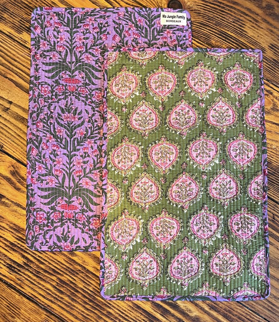 set de table matelassé coton indien fait main a jaipur motif fleuri au blockprint vert émeraude violet fleurs rose fluo Ma Jungle Family Bleu nuit fleur de dahlia rouge, violet, vert