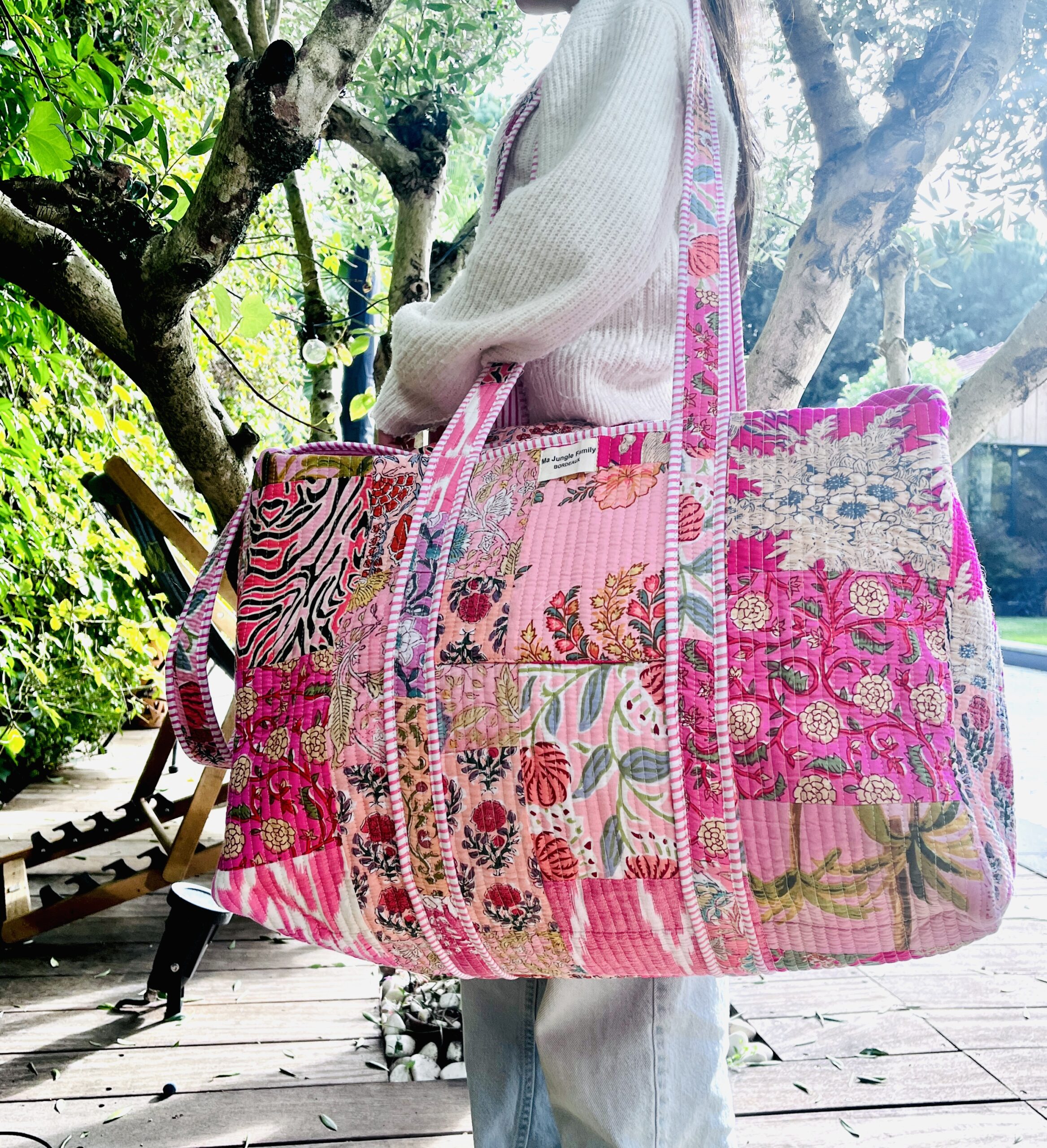 Détails patchwork blockprint sur sac en coton – fabrication artisanale 4. Grand sac week-end bohème en coton – motifs indiens blockprint 5. Sac multi-usages patchwork – voyage, sport, sac à langer 6. Sac patchwork artisanal fabriqué en Inde – blockprint traditionnel Ma Jungle Family Détails patchwork blockprint sur sac en coton – fabrication artisanale 4. Grand sac week-end bohème en coton – motifs indiens blockprint 5. Sac multi-usages patchwork – voyage, sport, sac à langer 6. Sac patchwork artisanal fabriqué en Inde – blockprint traditionnel Ma Jungle Family