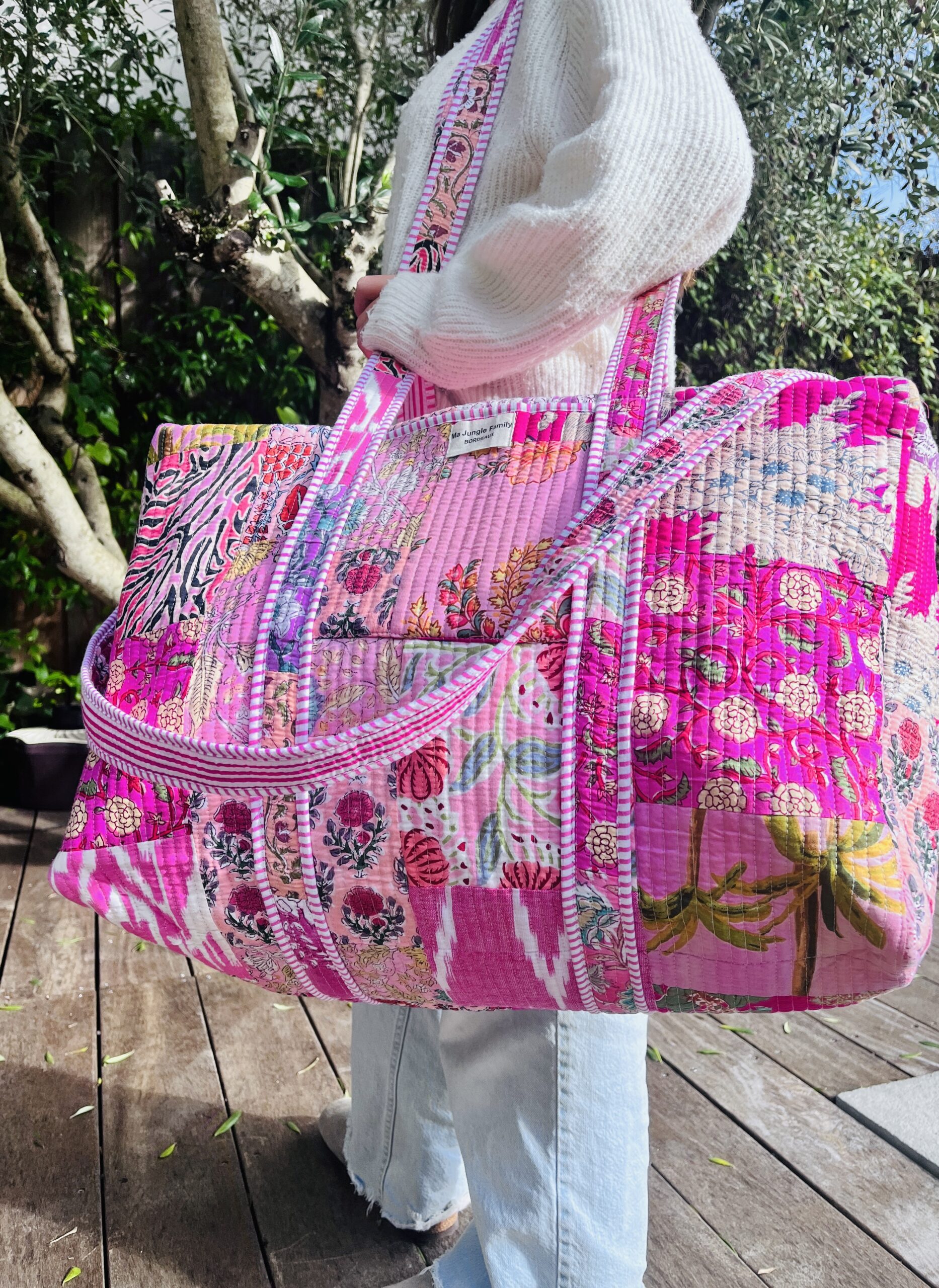 Détails patchwork blockprint sur sac en coton – fabrication artisanale 4. Grand sac week-end bohème en coton – motifs indiens blockprint 5. Sac multi-usages patchwork – voyage, sport, sac à langer 6. Sac patchwork artisanal fabriqué en Inde – blockprint traditionnel Ma Jungle Family