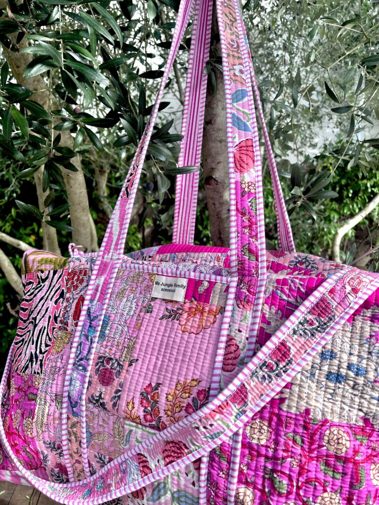 Détails patchwork blockprint sur sac en coton – fabrication artisanale 4. Grand sac week-end bohème en coton – motifs indiens blockprint 5. Sac multi-usages patchwork – voyage, sport, sac à langer 6. Sac patchwork artisanal fabriqué en Inde – blockprint traditionnel Ma Jungle Family