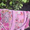 Détails patchwork blockprint sur sac en coton – fabrication artisanale 4. Grand sac week-end bohème en coton – motifs indiens blockprint 5. Sac multi-usages patchwork – voyage, sport, sac à langer 6. Sac patchwork artisanal fabriqué en Inde – blockprint traditionnel Ma Jungle Family