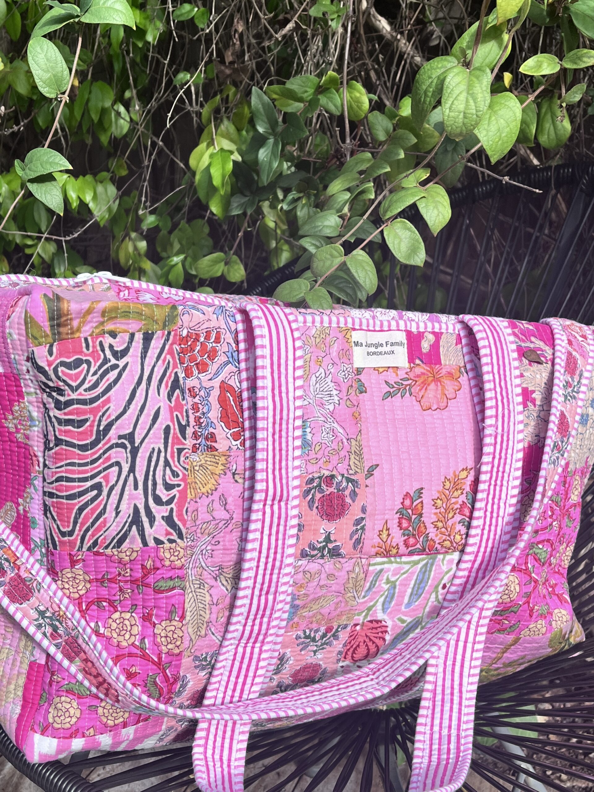 Détails patchwork blockprint sur sac en coton – fabrication artisanale 4. Grand sac week-end bohème en coton – motifs indiens blockprint 5. Sac multi-usages patchwork – voyage, sport, sac à langer 6. Sac patchwork artisanal fabriqué en Inde – blockprint traditionnel Ma Jungle Family