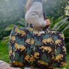Détails patchwork blockprint sur sac en coton – fabrication artisanale 4. Grand sac week-end bohème en coton – motifs indiens blockprint 5. Sac multi-usages patchwork – voyage, sport, sac à langer 6. Sac patchwork artisanal fabriqué en Inde – blockprint traditionnel Ma Jungle Family