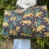 Détails patchwork blockprint sur sac en coton – fabrication artisanale 4. Grand sac week-end bohème en coton – motifs indiens blockprint 5. Sac multi-usages patchwork – voyage, sport, sac à langer 6. Sac patchwork artisanal fabriqué en Inde – blockprint traditionnel Ma Jungle Family