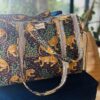 Détails patchwork blockprint sur sac en coton – fabrication artisanale 4. Grand sac week-end bohème en coton – motifs indiens blockprint 5. Sac multi-usages patchwork – voyage, sport, sac à langer 6. Sac patchwork artisanal fabriqué en Inde – blockprint traditionnel Ma Jungle Family