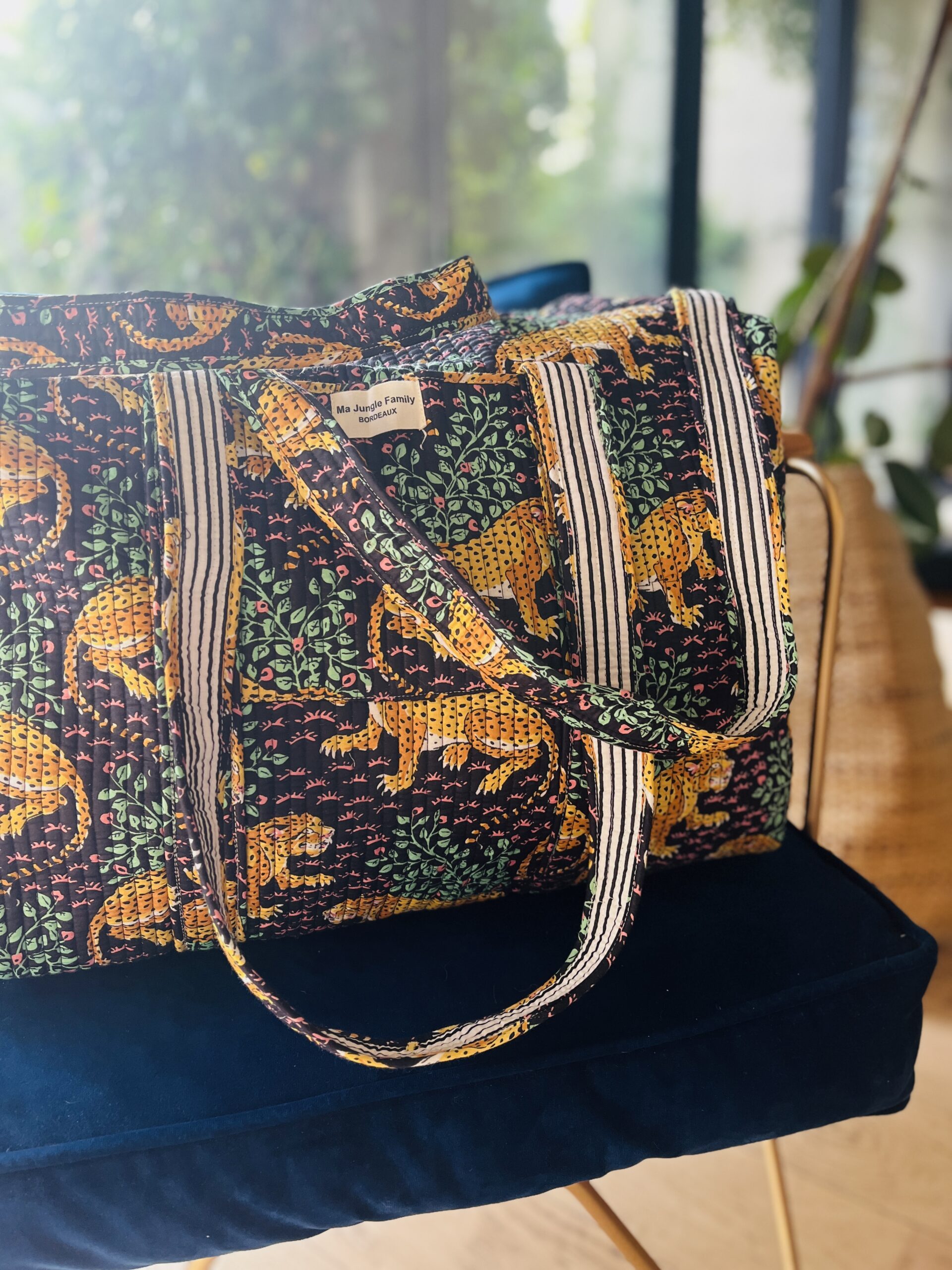 Détails patchwork blockprint sur sac en coton – fabrication artisanale 4. Grand sac week-end bohème en coton – motifs indiens blockprint 5. Sac multi-usages patchwork – voyage, sport, sac à langer 6. Sac patchwork artisanal fabriqué en Inde – blockprint traditionnel Ma Jungle Family