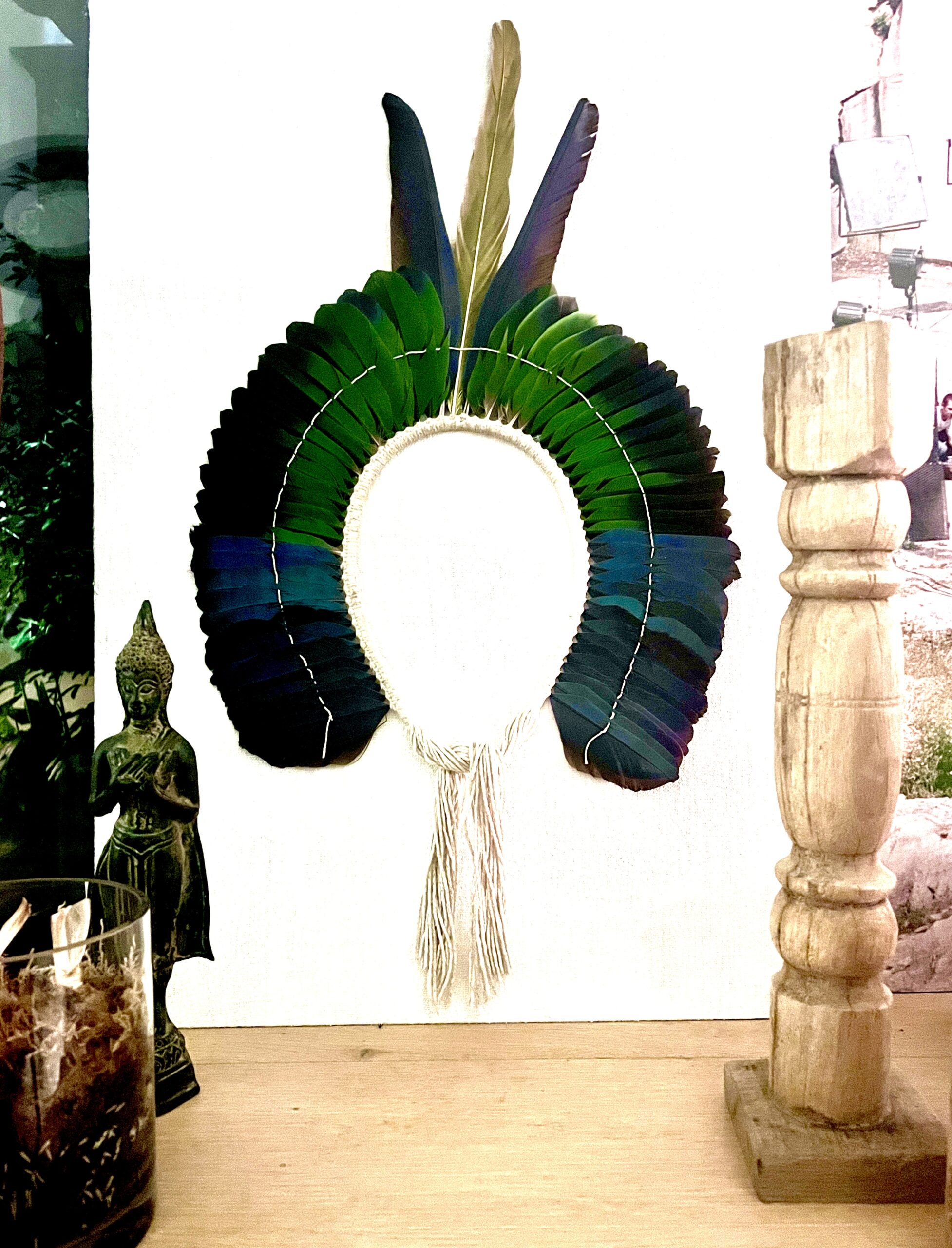 Tableau encadré avec coiffe en plumes Kayapo, fabriquée à la main en Amazonie brésilienne. Pièce rare, artisanale et éthique, sourcée en direct auprès des artisans.