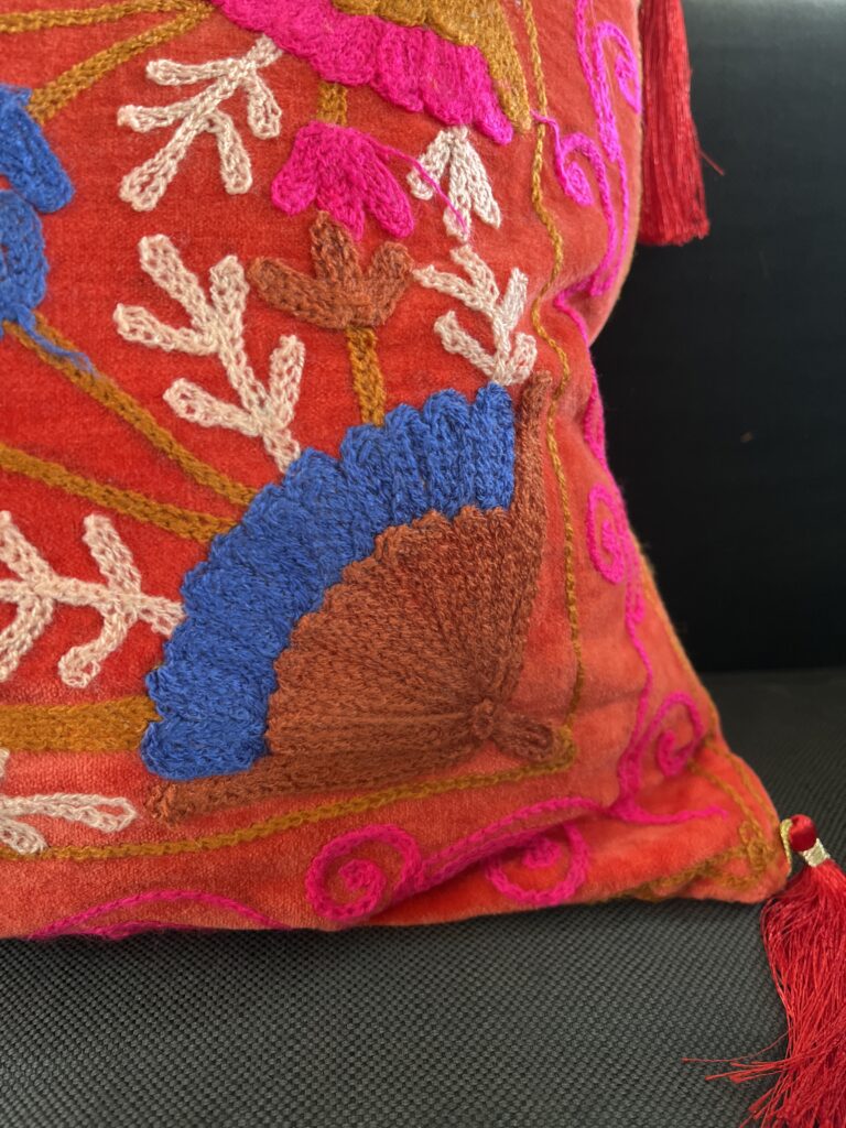 Housse de coussin en velours brodé avec de la laine, dessin fleuri, pompons, dehoussable, turquoise, rouge, rose, bleu marine, fait a la main en Inde , caravane paris, Ma Jungle Family