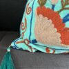 Housse de coussin en velours brodé avec de la laine, dessin fleuri, pompons, dehoussable, turquoise, rouge, rose, bleu marine, fait a la main en Inde Ma Jungle Family