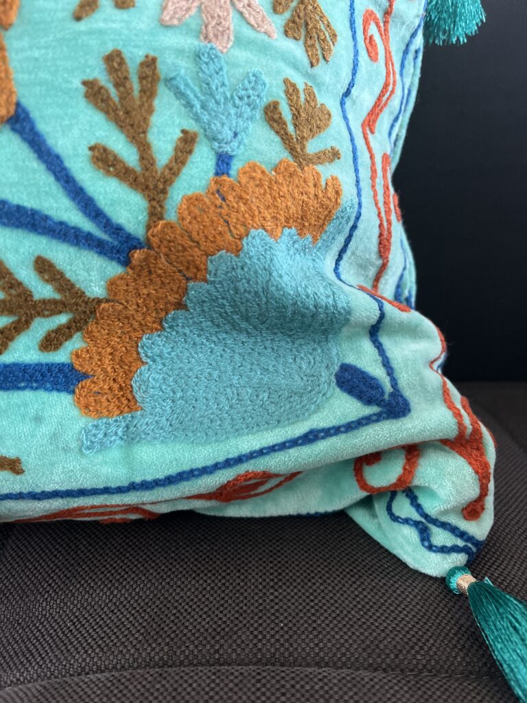 Housse de coussin en velours brodé avec de la laine, dessin fleuri, pompons, dehoussable, turquoise, rouge, rose, bleu marine, fait a la main en Inde Ma Jungle Family