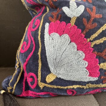 Housse de coussin en velours brodé avec de la laine, dessin fleuri, pompons, dehoussable, turquoise, rouge, rose, bleu marine, fait a la main en Inde , caravane paris, Ma Jungle Family