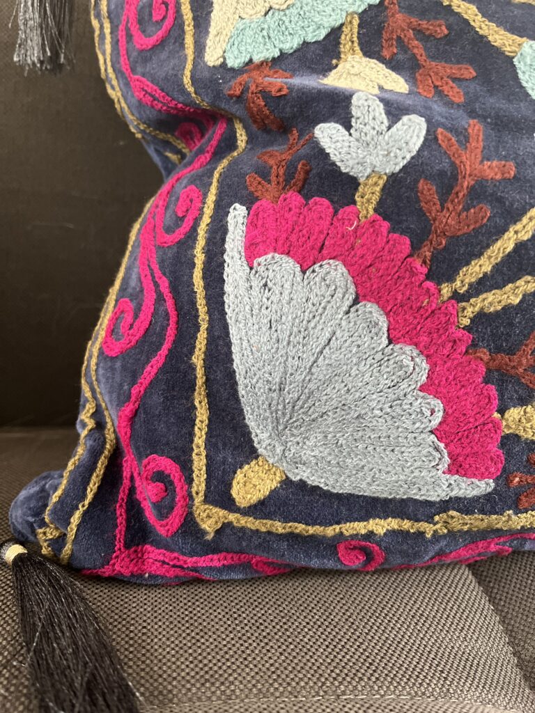 Housse de coussin en velours brodé avec de la laine, dessin fleuri, pompons, dehoussable, turquoise, rouge, rose, bleu marine, fait a la main en Inde , caravane paris, Ma Jungle Family