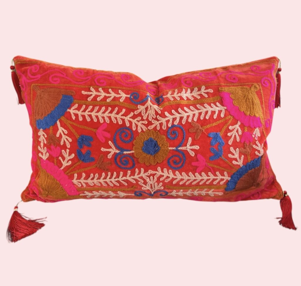 Housse de coussin en velours brodé avec de la laine, dessin fleuri, pompons, dehoussable, turquoise, rouge, rose, bleu marine, fait a la main en Inde , caravane paris, Ma Jungle Family