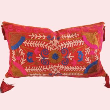 Housse de coussin en velours brodé avec de la laine, dessin fleuri, pompons, dehoussable, turquoise, rouge, rose, bleu marine, fait a la main en Inde , caravane paris, Ma Jungle Family