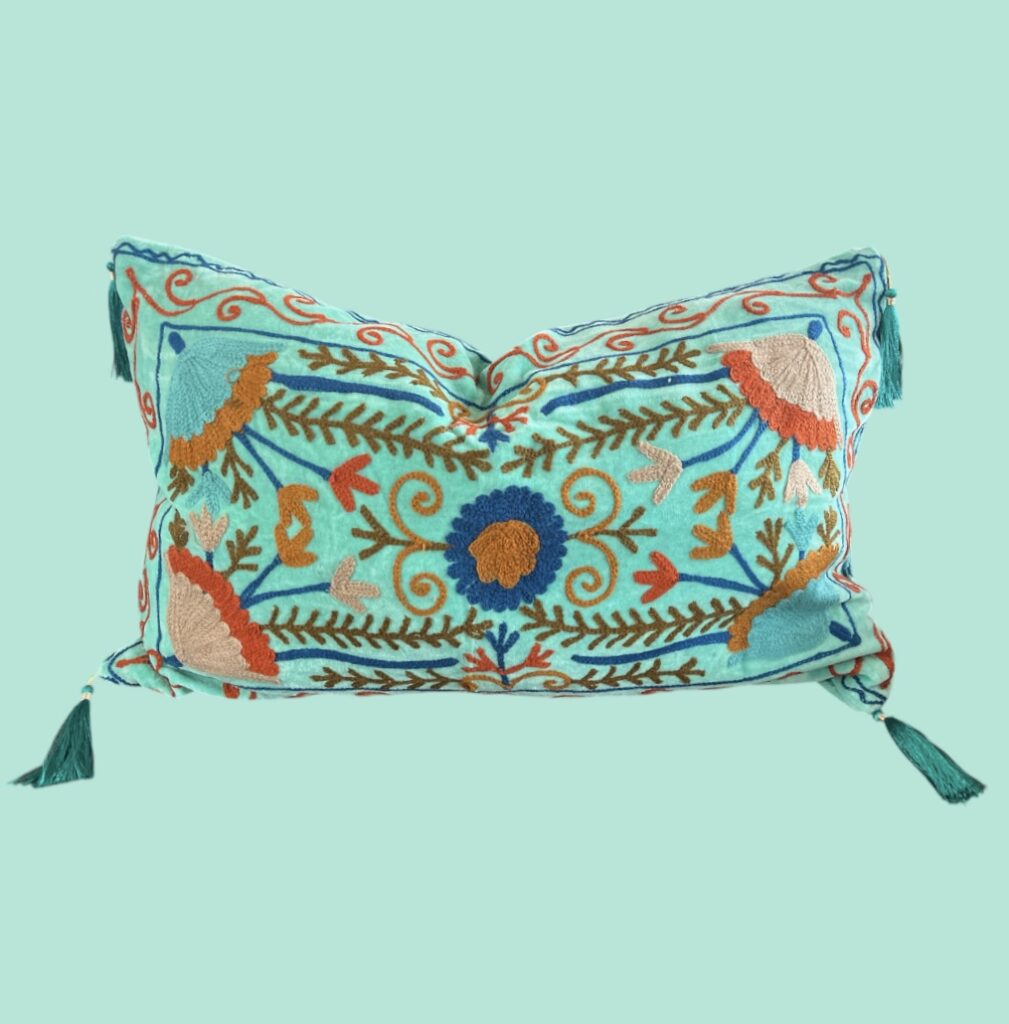 Housse de coussin en velours brodé avec de la laine, dessin fleuri, pompons, dehoussable, turquoise, rouge, rose, bleu marine, fait a la main en Inde Ma Jungle Family