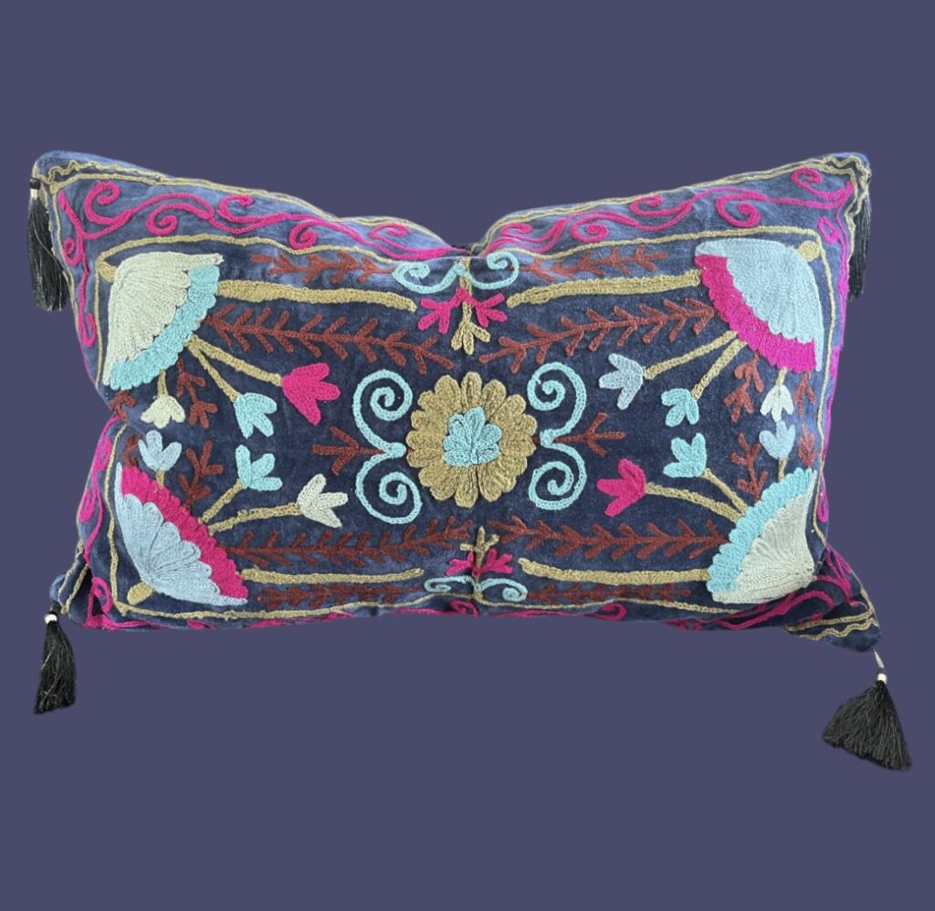 Housse de coussin en velours brodé avec de la laine, dessin fleuri, pompons, dehoussable, turquoise, rouge, rose, bleu marine, fait a la main en Inde , caravane paris, Ma Jungle Family