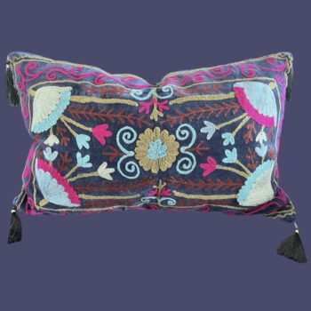 Housse de coussin en velours brodé avec de la laine, dessin fleuri, pompons, dehoussable, turquoise, rouge, rose, bleu marine, fait a la main en Inde , caravane paris, Ma Jungle Family