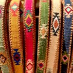 Ceinture brodée ethnique, coton tisse a la main, Guatemala, cuir véritable tresse. Là mansa, latch, Ma Jungle Family, l’île bleue, bordeaux, très colorée