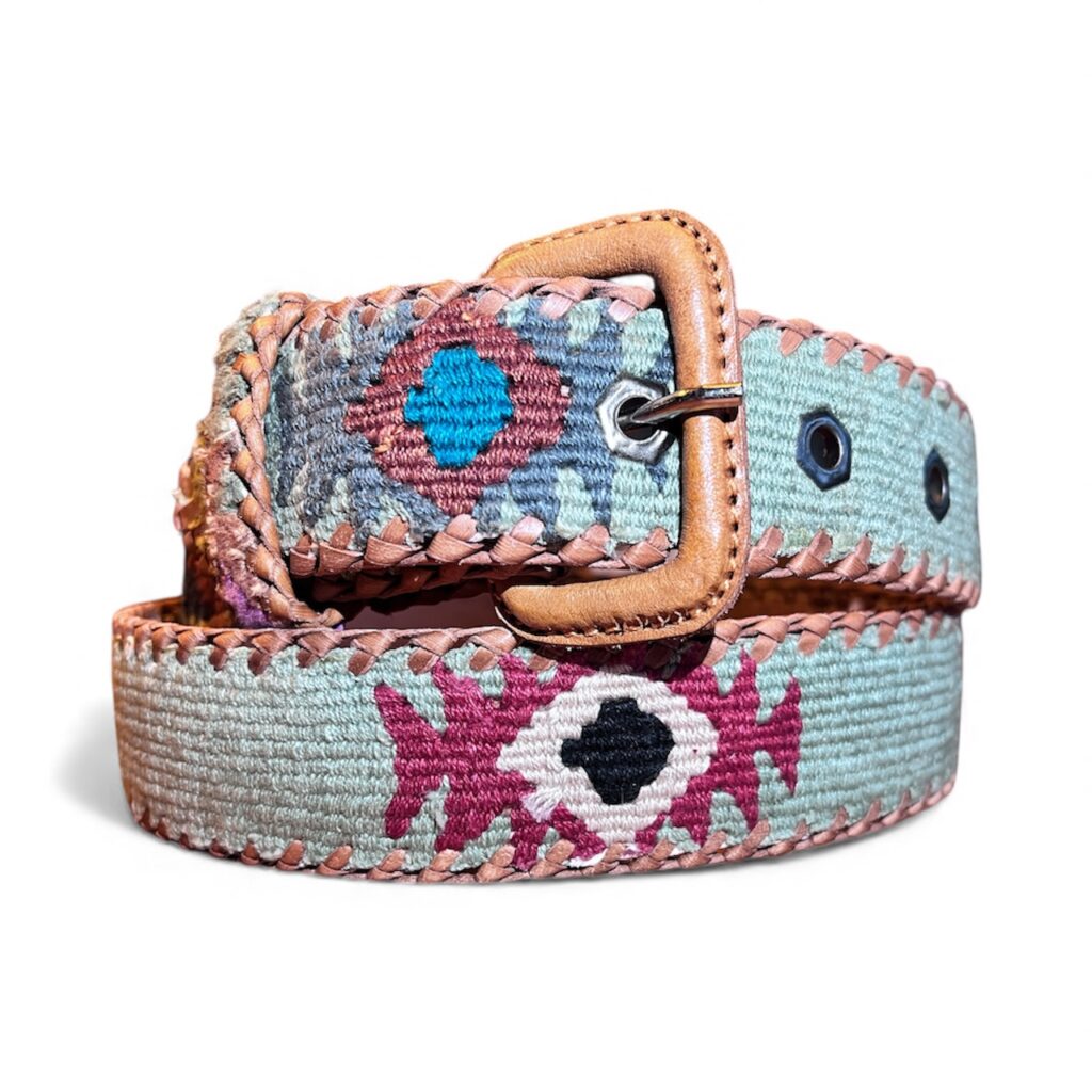 Ceinture brodée ethnique, coton tisse a la main, Guatemala, cuir véritable tresse. Là mansa, latch, Ma Jungle Family, l’île bleue, bordeaux, très colorée