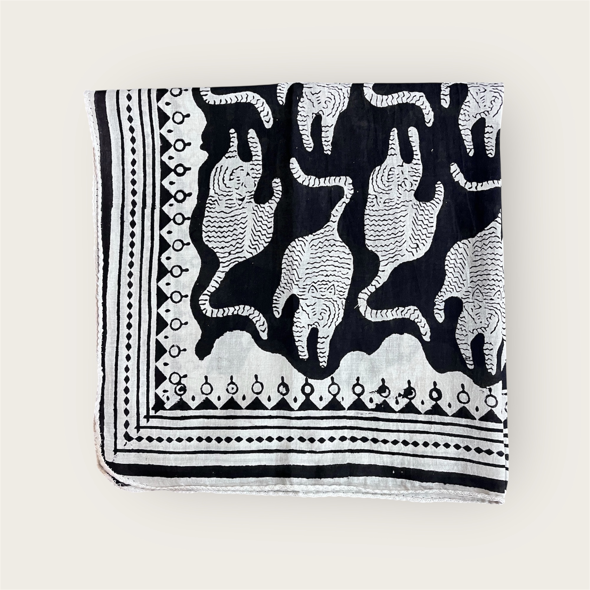 Foulard en voile coton indien imprimés au blockprint en Inde, bleu, moutarde, rouge, bordeaux, vert, rose, fleuris, damiers, tigres, violet, léopard, bellemme collection, au bonheur du jour, Jamini, kirane, Ma Jungle Family