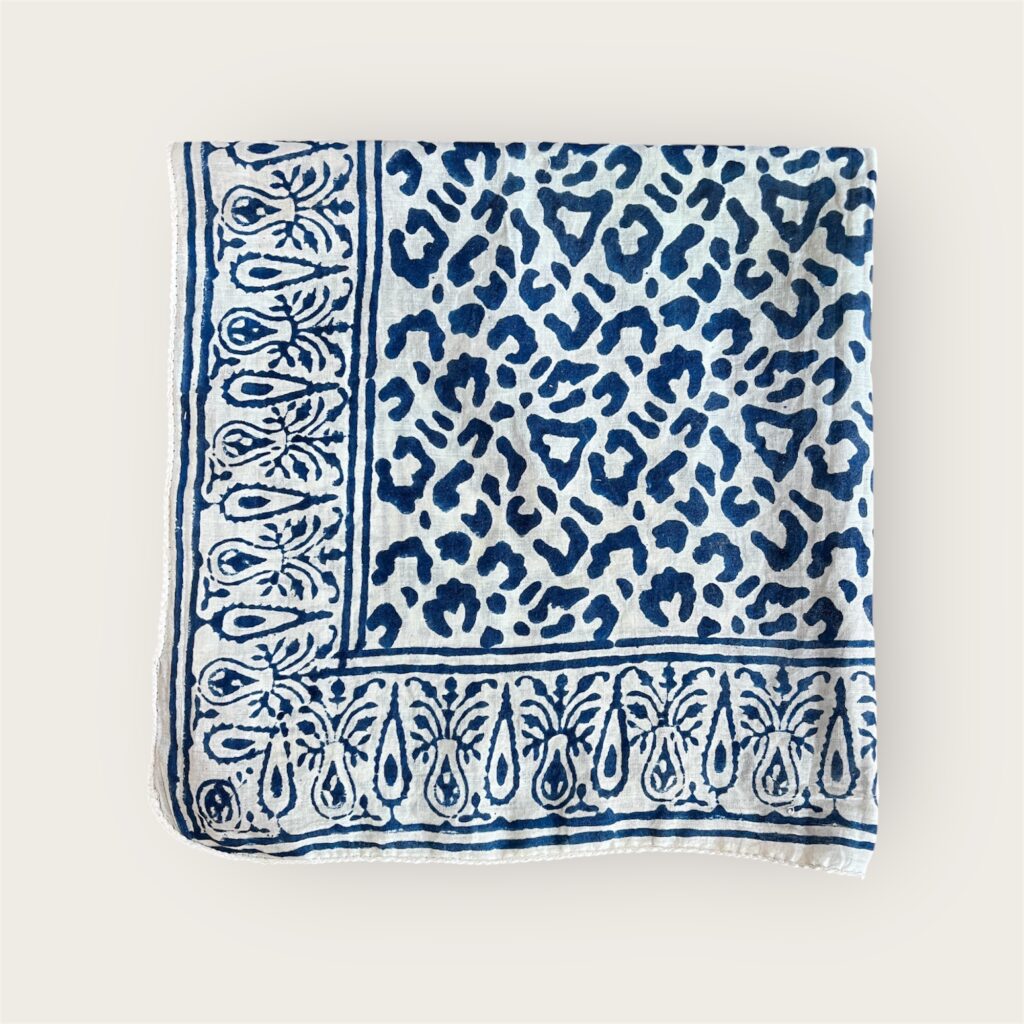 Foulard en voile coton indien imprimés au blockprint en Inde, bleu, moutarde, rouge, bordeaux, vert, rose, fleuris, damiers, tigres, violet, léopard, bellemme collection, au bonheur du jour, Jamini, kirane, Ma Jungle Family