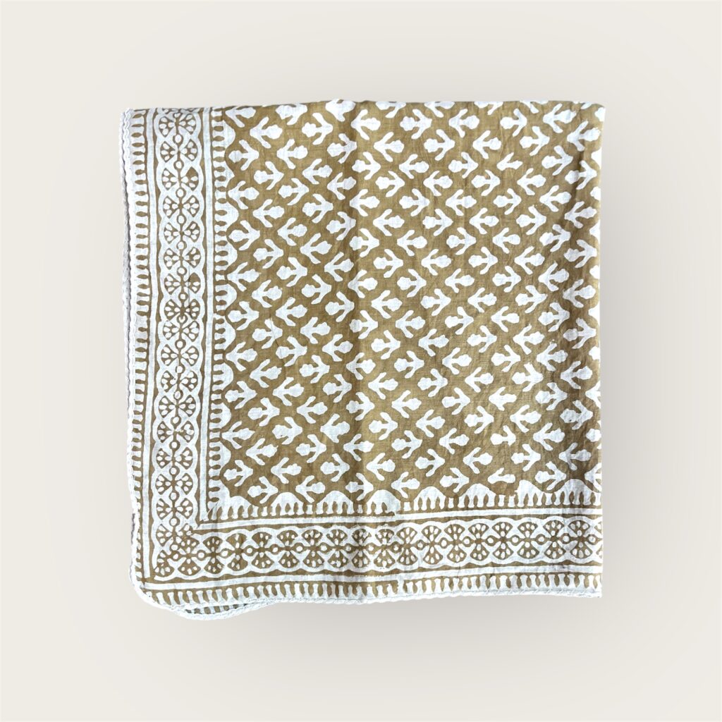 Foulard en voile coton indien imprimés au blockprint en Inde, bleu, moutarde, rouge, bordeaux, vert, rose, fleuris, damiers, tigres, violet, léopard, bellemme collection, au bonheur du jour, Jamini, kirane, Ma Jungle Family