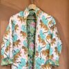 Veste matelassée, Coton indien, Fait main, Surpiqure artisanale, Confort, Chaleur, Vêtements ethniques, Mode durable, Vêtements faits à la main, Ma Jungle Family, kaki jungle rose poudrée, tigre, palmier, papillon doublure damier bleu tigres, vert à fleurs roses