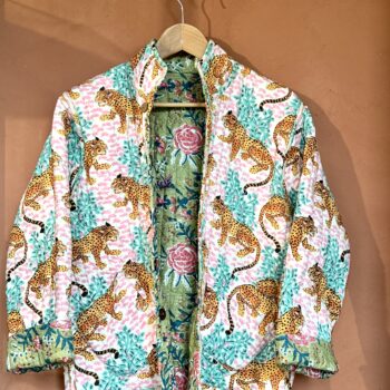 Veste matelassée, Coton indien, Fait main, Surpiqure artisanale, Confort, Chaleur, Vêtements ethniques, Mode durable, Vêtements faits à la main, Ma Jungle Family, kaki jungle rose poudrée, tigre, palmier, papillon doublure damier bleu tigres, vert à fleurs roses