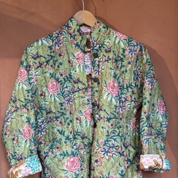 Veste matelassée, Coton indien, Fait main, Surpiqure artisanale, Confort, Chaleur, Vêtements ethniques, Mode durable, Vêtements faits à la main, Ma Jungle Family, kaki jungle rose poudrée, tigre, palmier, papillon doublure damier bleu tigres, vert à fleurs roses