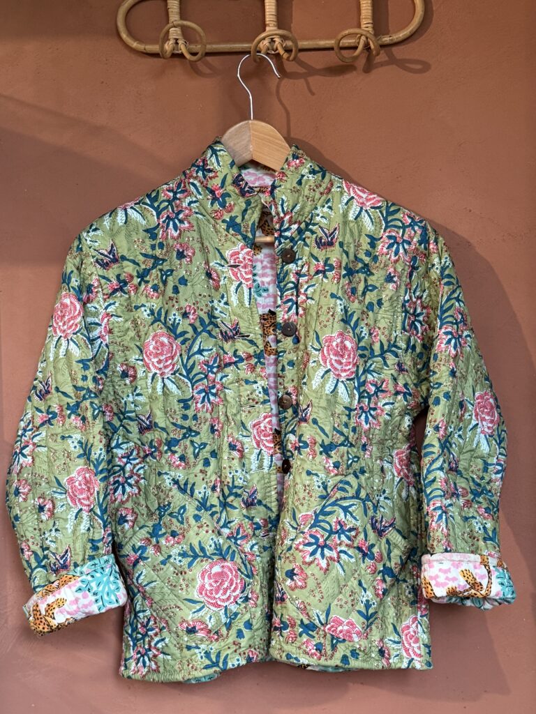Veste matelassée, Coton indien, Fait main, Surpiqure artisanale, Confort, Chaleur, Vêtements ethniques, Mode durable, Vêtements faits à la main, Ma Jungle Family, kaki jungle rose poudrée, tigre, palmier, papillon doublure damier bleu tigres, vert à fleurs roses
