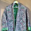Veste matelassée, Coton indien, Fait main, Surpiqure artisanale, Confort, Chaleur, Vêtements ethniques, Mode durable, Vêtements faits à la main, Ma Jungle Family, kaki jungle rose poudrée, tigre, palmier, papillon doublure damier bleu tigres