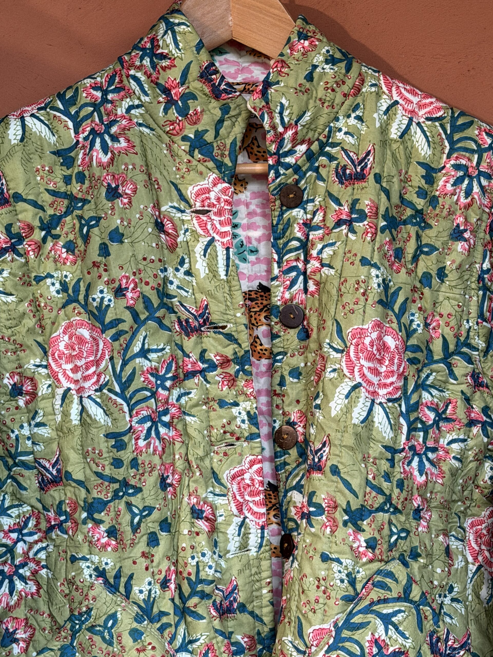 Veste matelassée, Coton indien, Fait main, Surpiqure artisanale, Confort, Chaleur, Vêtements ethniques, Mode durable, Vêtements faits à la main, Ma Jungle Family, kaki jungle rose poudrée, tigre, palmier, papillon doublure damier bleu tigres, vert à fleurs roses