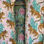 Veste matelassée, Coton indien, Fait main, Surpiqure artisanale, Confort, Chaleur, Vêtements ethniques, Mode durable, Vêtements faits à la main, Ma Jungle Family, kaki jungle rose poudrée, tigre, palmier, papillon doublure damier bleu tigres, vert à fleurs roses