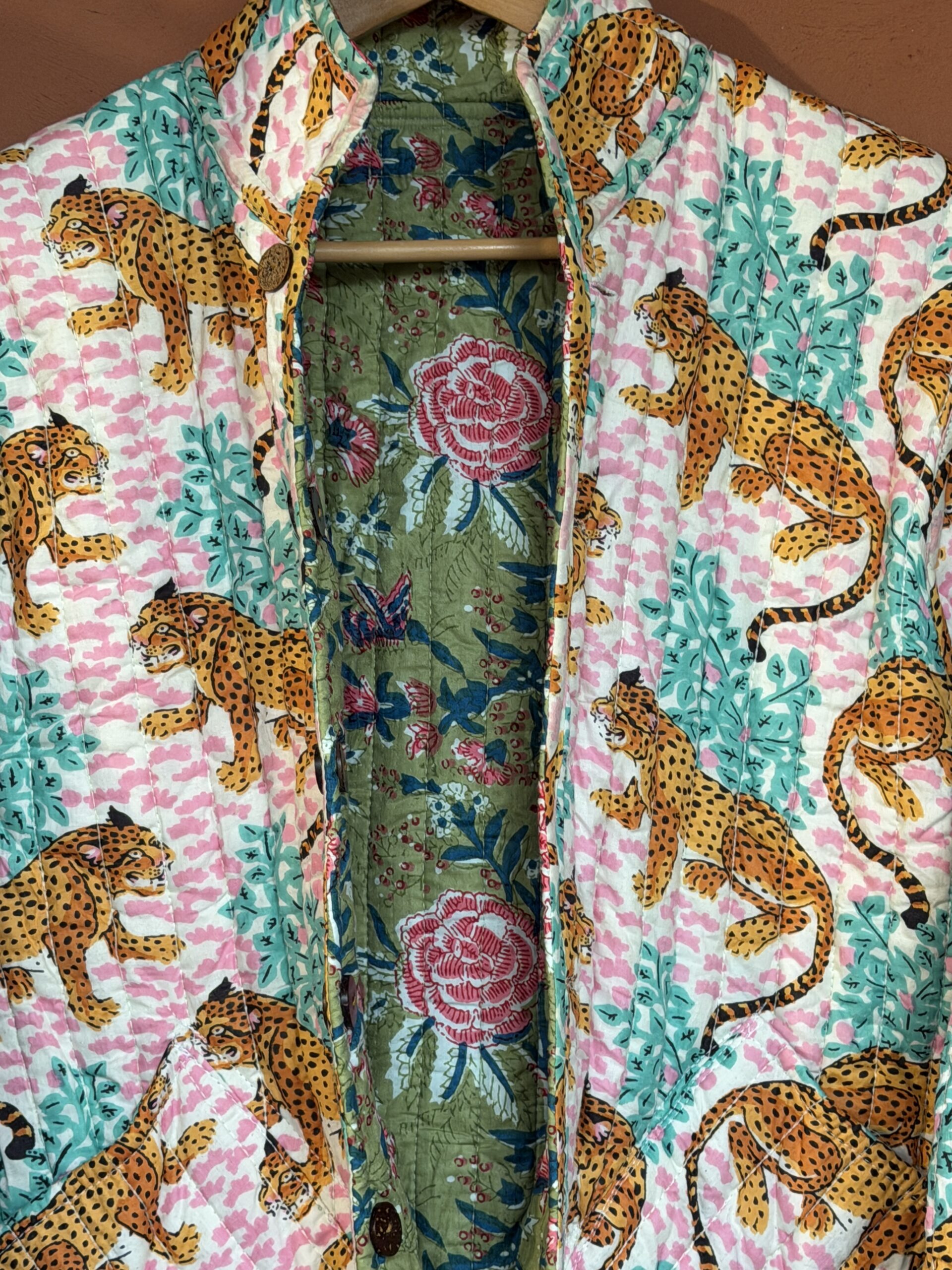 Veste matelassée, Coton indien, Fait main, Surpiqure artisanale, Confort, Chaleur, Vêtements ethniques, Mode durable, Vêtements faits à la main, Ma Jungle Family, kaki jungle rose poudrée, tigre, palmier, papillon doublure damier bleu tigres, vert à fleurs roses