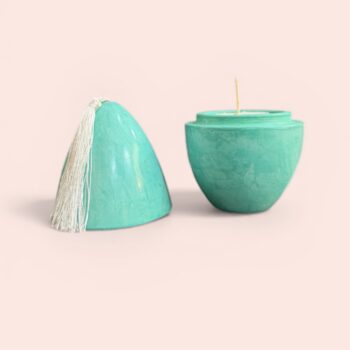 Bougie décorative faite main au Maroc Bougie artisanale en terre cuite posée sur une table basse, décoration bohème et naturelle, fabrication artisanale marocaine. Vert céladon, vert d’eau, turquoise Ma JUngle Family