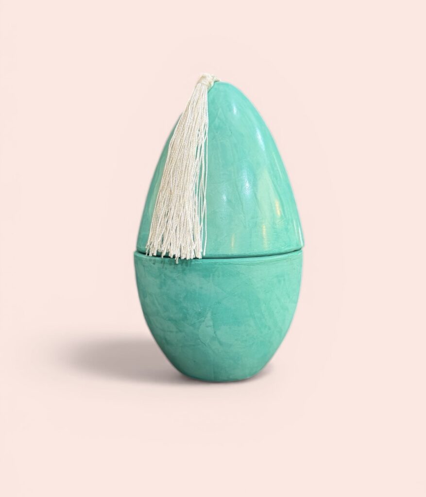 Bougie artisanale en terre cuite en forme d’œuf, fabriquée à la main au Maroc, objet décoratif aux finitions naturelles. Détail de bougie en terre cuite façonnée à la main, texture brute et nuances naturelles, artisanat du Maroc. Bougie artisanale en terre cuite vert céladon, faite main au Maroc, objet déco unique et authentique. Ma Jungle Family