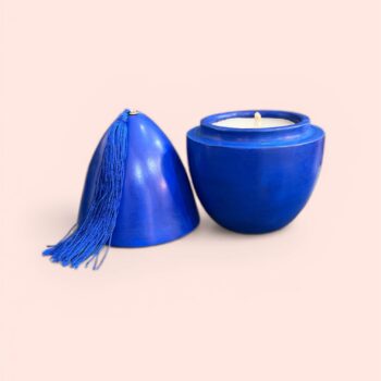 Bougie artisanale en terre cuite en forme d’œuf, fabriquée à la main au Maroc, objet décoratif aux finitions naturelles. Détail de bougie en terre cuite façonnée à la main, texture brute et nuances naturelles, artisanat du Maroc. Bougie artisanale en terre cuite bleu majorelle, Marrakech, Yves saint Laurent, faite main, YSL au Maroc, objet déco unique et authentique. Ma Jungle Family