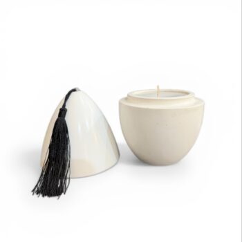 Bougie artisanale en terre cuite en forme d’œuf, fabriquée à la main au Maroc, objet décoratif aux finitions naturelles. Détail de bougie en terre cuite façonnée à la main, texture brute et nuances naturelles, artisanat du Maroc. Bougie artisanale en terre cuite bleu majorelle, Marrakech, Yves saint Laurent, faite main au Maroc, objet déco unique et authentique. Ma Jungle Family, Tadelakt écru, pompon noir