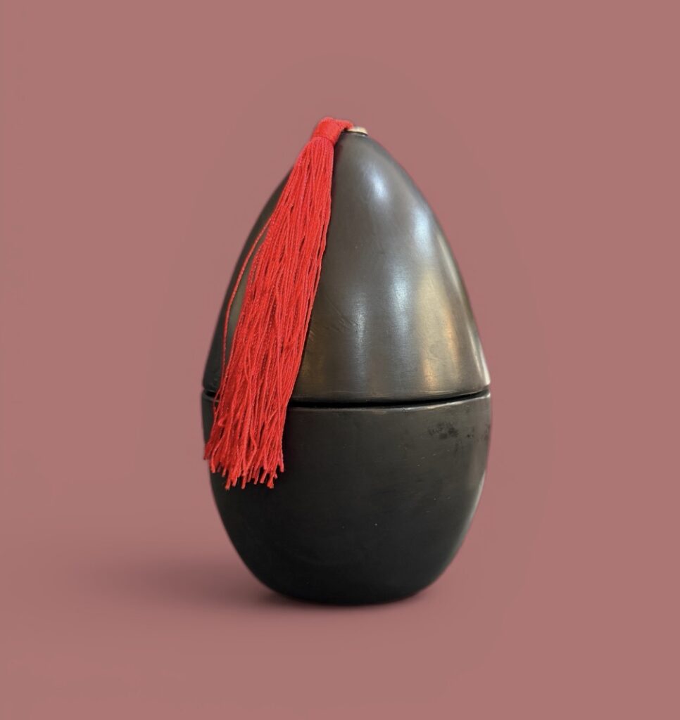 Bougie artisanale en terre cuite en forme d’œuf, fabriquée à la main au Maroc, objet décoratif aux finitions naturelles. Détail de bougie en terre cuite façonnée à la main, texture brute et nuances naturelles, artisanat du Maroc. Bougie artisanale en terre cuite vert céladon, faite main au Maroc, objet déco unique et authentique. Ma Jungle Family