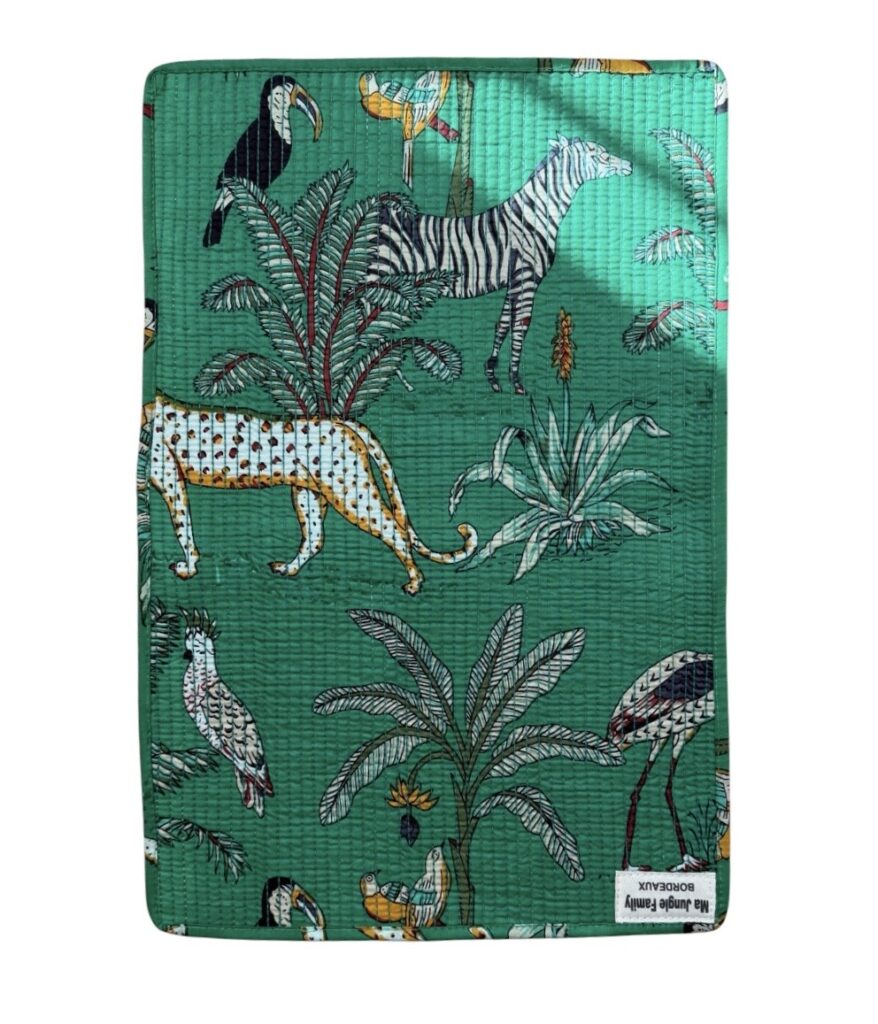 set de table matelassé coton indien fait main a jaipur motif fleuri au blockprint vert émeraude violet fleurs rose fluo Ma Jungle Family Bleu nuit fleur de dahlia rouge