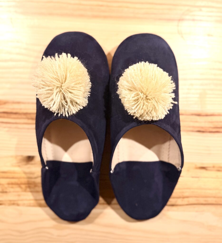 Babouches marine à pompons écrus en cuir et daim fait main au Maroc Ma Jungle Family