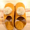 Babouches safran à pompons écrus en cuir et daim fait main au Maroc Ma Jungle Family